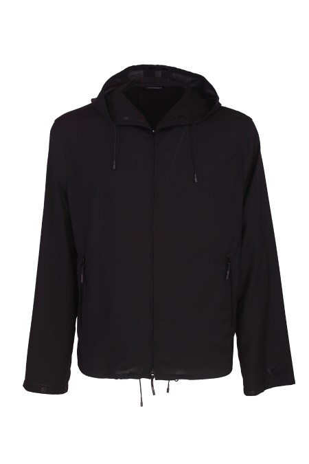 Shop EMPORIO ARMANI  Bomber: Emporio Armani blouson con cappuccio in lana vergine sostenibile super light ASV.
Il tessuto è costituito dal 100% di lana da allevamenti responsabili.
Finish tecnico.
Cappuccio con coulisse.
Automatico sul collo.
Chiusura con zip.
Maniche lunghe.
Polsini regolabili con automatico.
Tasche laterali a filo.
Fondo con coulisse.
Capo sfoderato.
Composizione:100% Lana Vergine.
Made in Romania.. E31R10 F1233-999